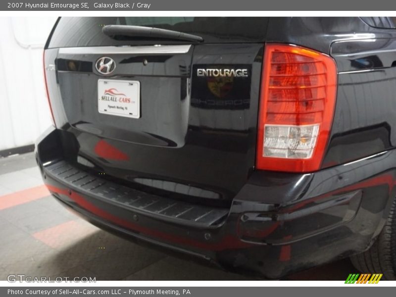 Galaxy Black / Gray 2007 Hyundai Entourage SE