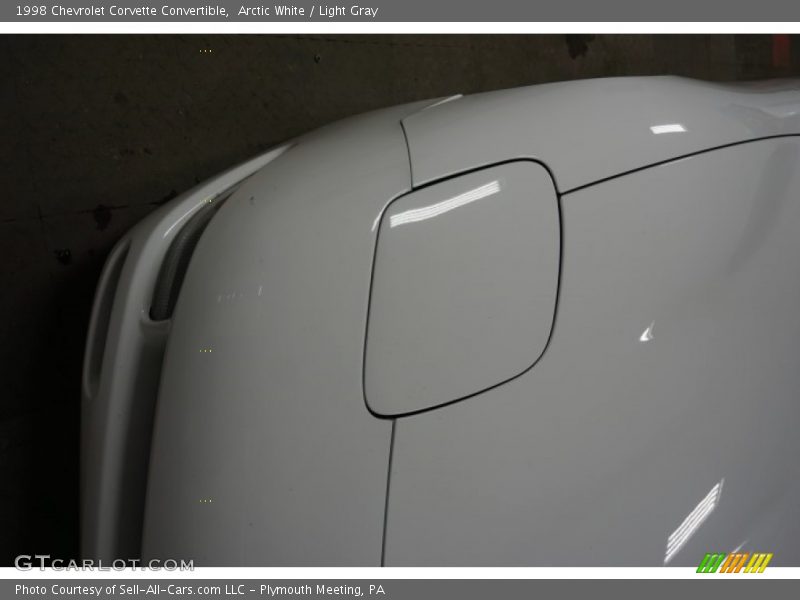 Arctic White / Light Gray 1998 Chevrolet Corvette Convertible