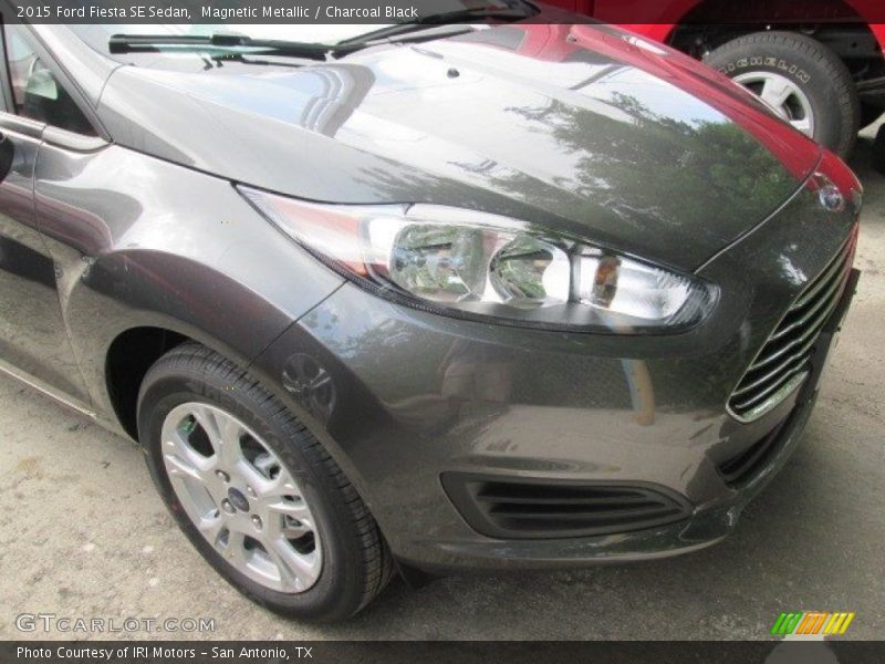 Magnetic Metallic / Charcoal Black 2015 Ford Fiesta SE Sedan