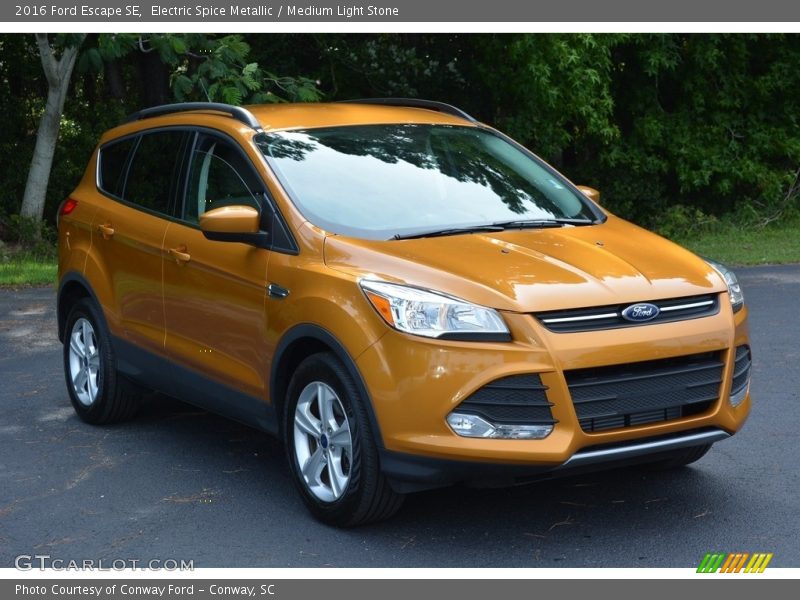 Front 3/4 View of 2016 Escape SE