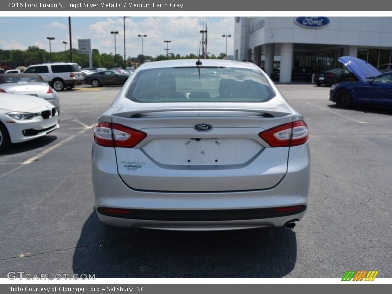 Ingot Silver Metallic / Medium Earth Gray 2016 Ford Fusion S