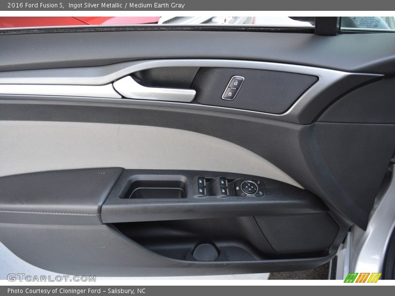 Ingot Silver Metallic / Medium Earth Gray 2016 Ford Fusion S