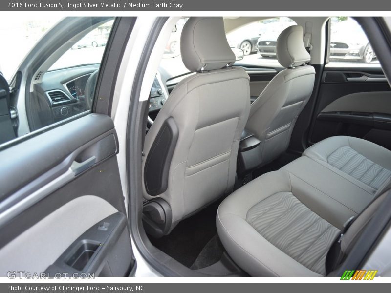 Ingot Silver Metallic / Medium Earth Gray 2016 Ford Fusion S