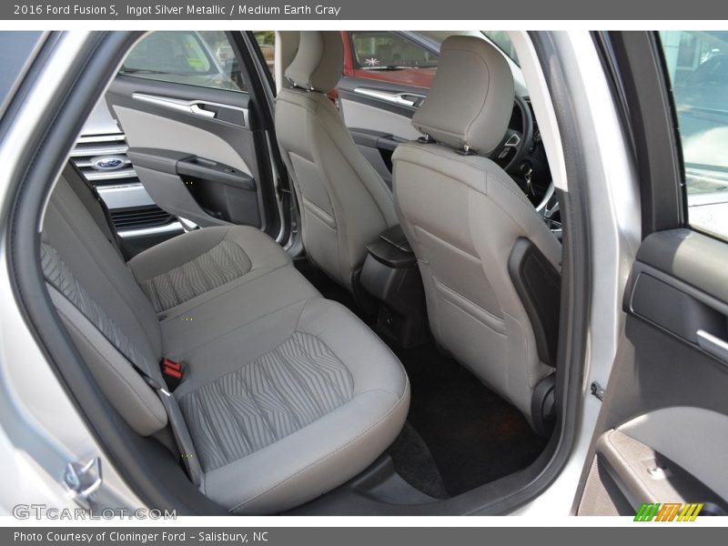 Ingot Silver Metallic / Medium Earth Gray 2016 Ford Fusion S