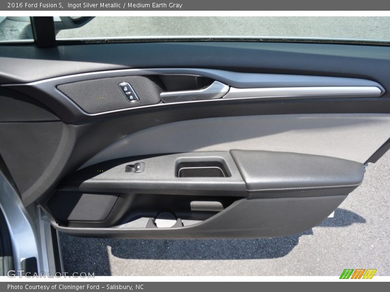Ingot Silver Metallic / Medium Earth Gray 2016 Ford Fusion S
