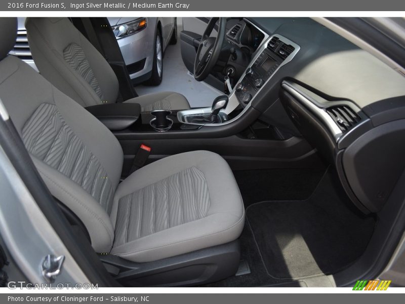 Ingot Silver Metallic / Medium Earth Gray 2016 Ford Fusion S