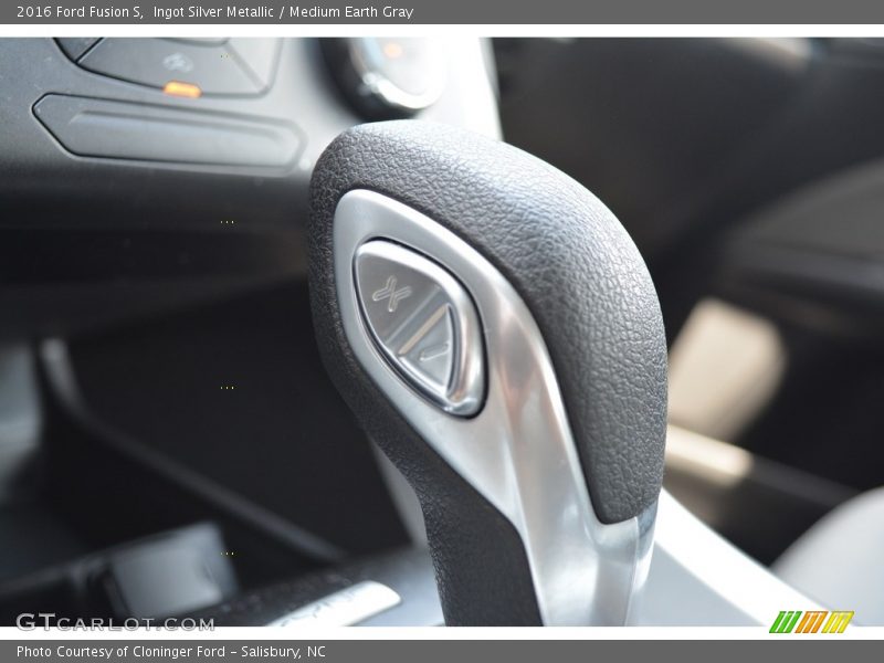 Ingot Silver Metallic / Medium Earth Gray 2016 Ford Fusion S