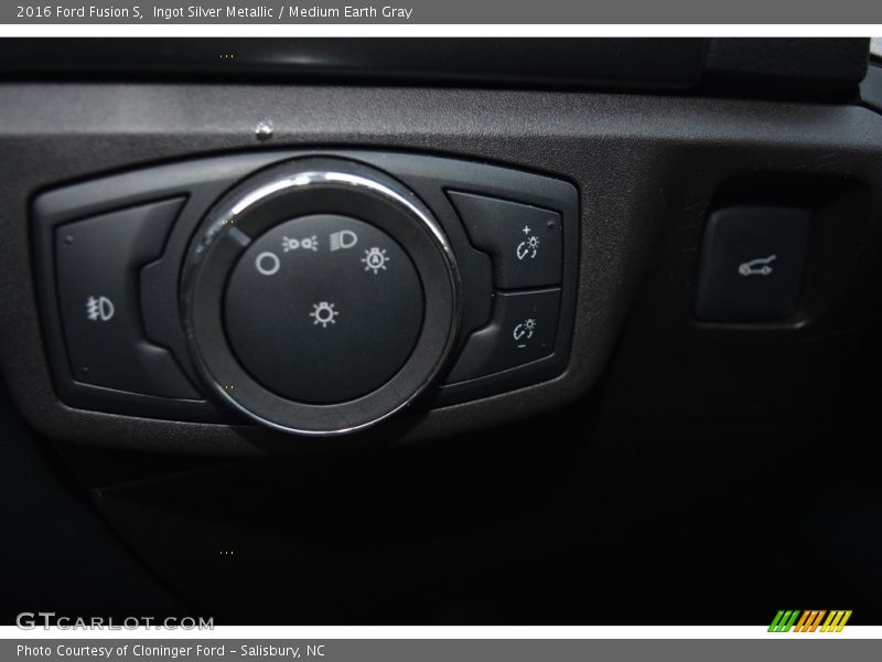Ingot Silver Metallic / Medium Earth Gray 2016 Ford Fusion S