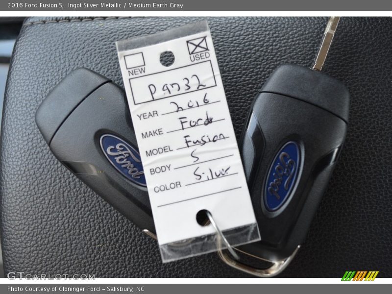 Ingot Silver Metallic / Medium Earth Gray 2016 Ford Fusion S