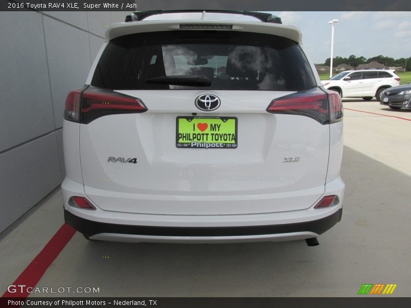 Super White / Ash 2016 Toyota RAV4 XLE