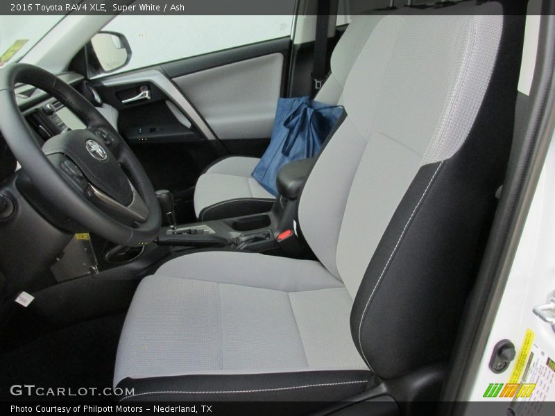 Super White / Ash 2016 Toyota RAV4 XLE