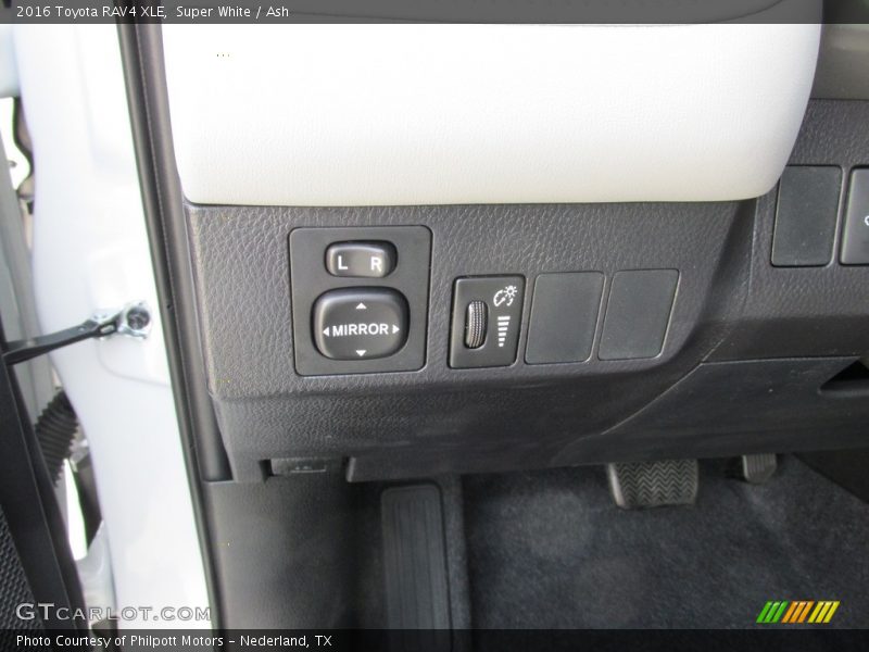 Super White / Ash 2016 Toyota RAV4 XLE