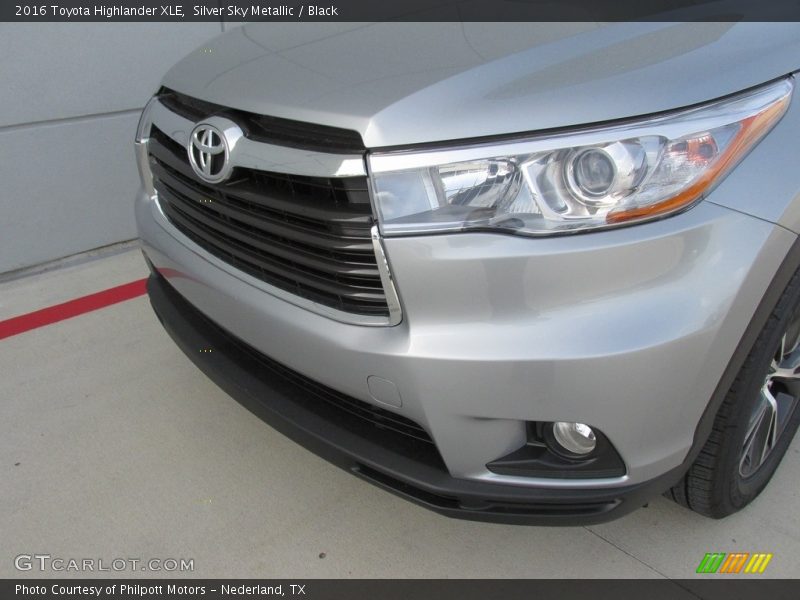 Silver Sky Metallic / Black 2016 Toyota Highlander XLE