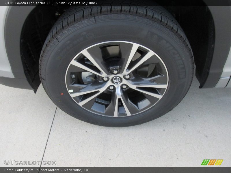 Silver Sky Metallic / Black 2016 Toyota Highlander XLE