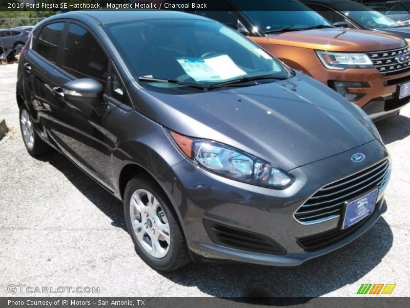 Magnetic Metallic / Charcoal Black 2016 Ford Fiesta SE Hatchback