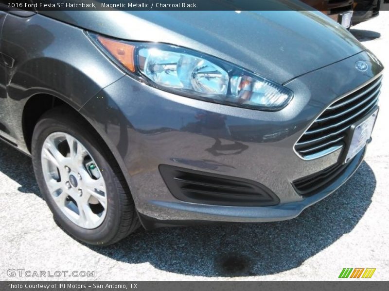 Magnetic Metallic / Charcoal Black 2016 Ford Fiesta SE Hatchback