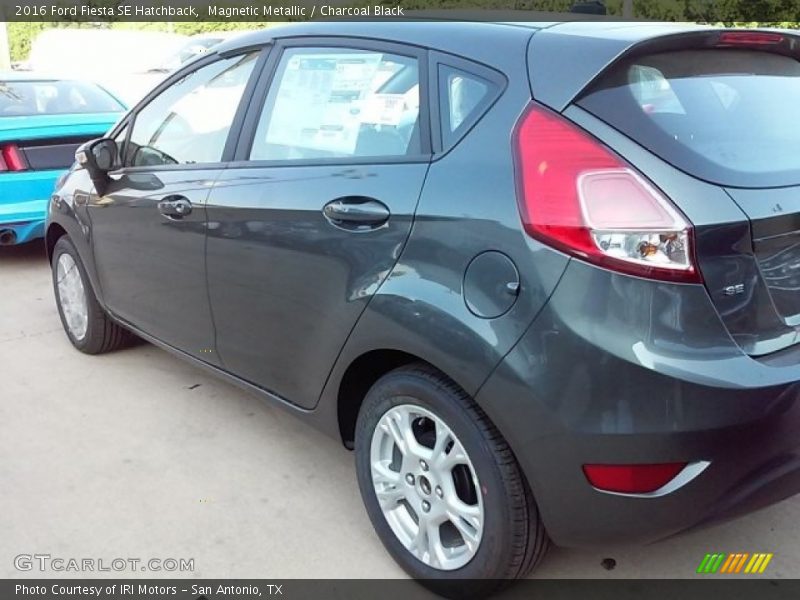 Magnetic Metallic / Charcoal Black 2016 Ford Fiesta SE Hatchback