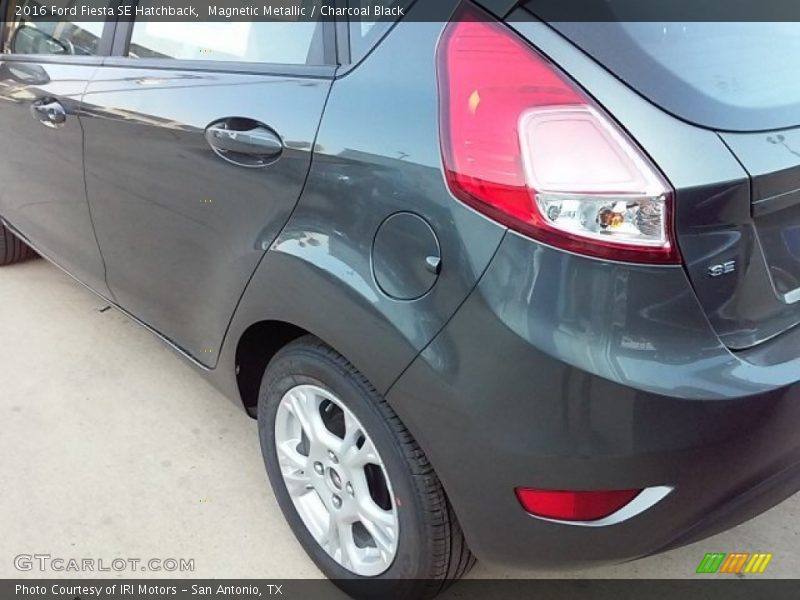 Magnetic Metallic / Charcoal Black 2016 Ford Fiesta SE Hatchback