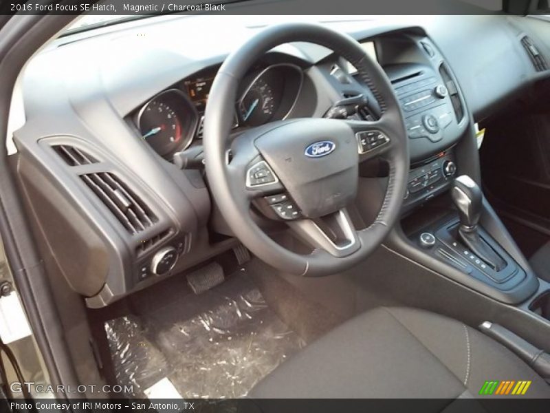 Magnetic / Charcoal Black 2016 Ford Focus SE Hatch