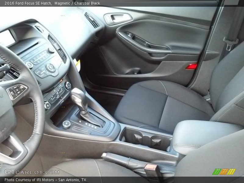 Magnetic / Charcoal Black 2016 Ford Focus SE Hatch