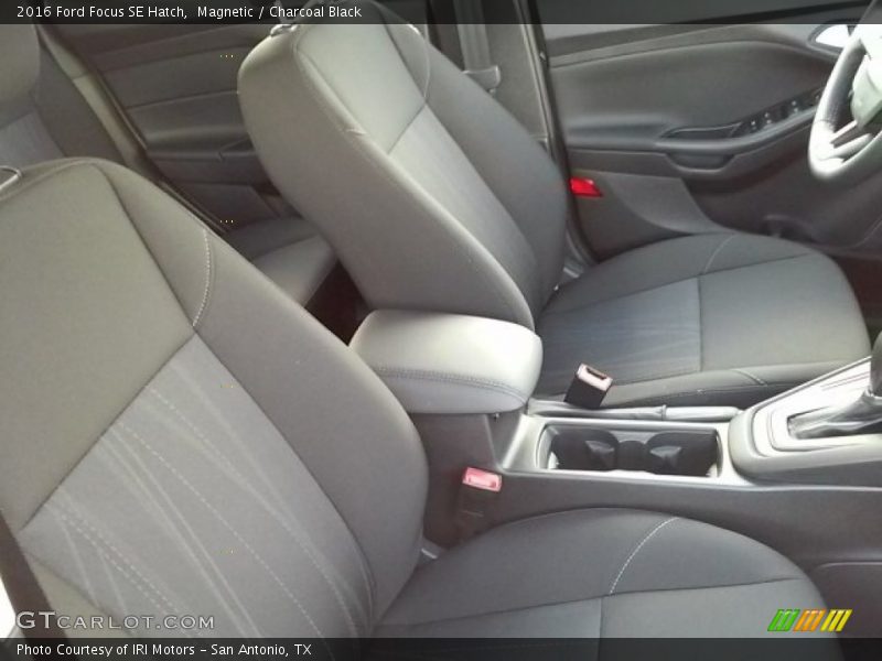 Magnetic / Charcoal Black 2016 Ford Focus SE Hatch