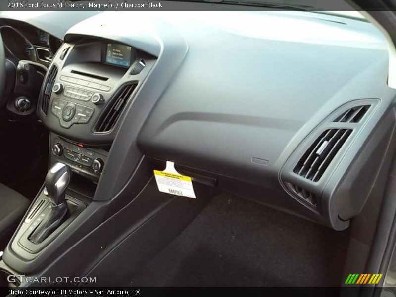 Magnetic / Charcoal Black 2016 Ford Focus SE Hatch
