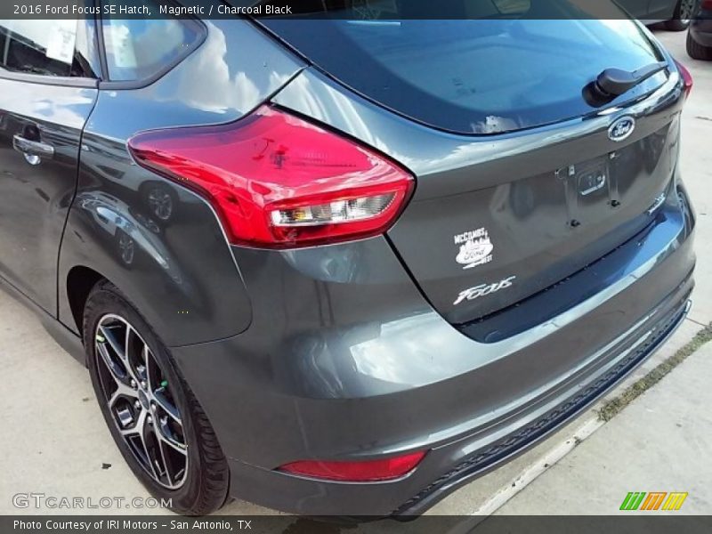 Magnetic / Charcoal Black 2016 Ford Focus SE Hatch