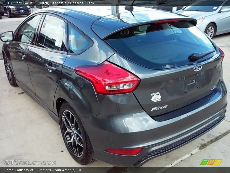 Magnetic / Charcoal Black 2016 Ford Focus SE Hatch