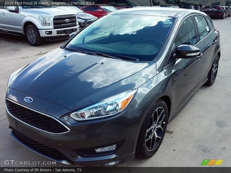 Magnetic / Charcoal Black 2016 Ford Focus SE Hatch