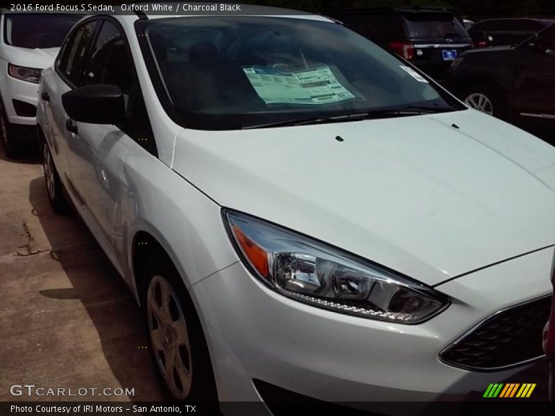 Oxford White / Charcoal Black 2016 Ford Focus S Sedan