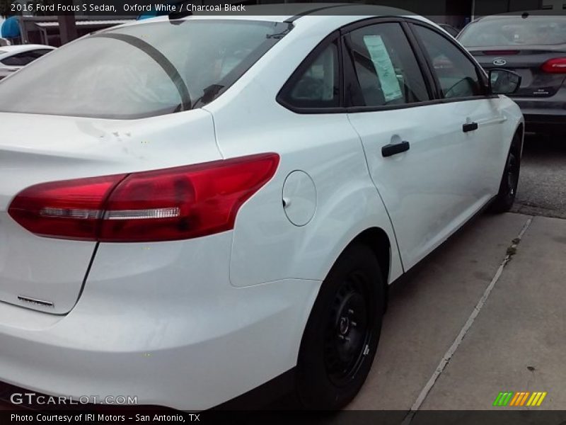 Oxford White / Charcoal Black 2016 Ford Focus S Sedan