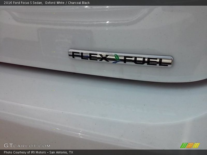 Oxford White / Charcoal Black 2016 Ford Focus S Sedan