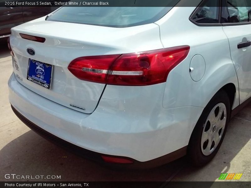Oxford White / Charcoal Black 2016 Ford Focus S Sedan