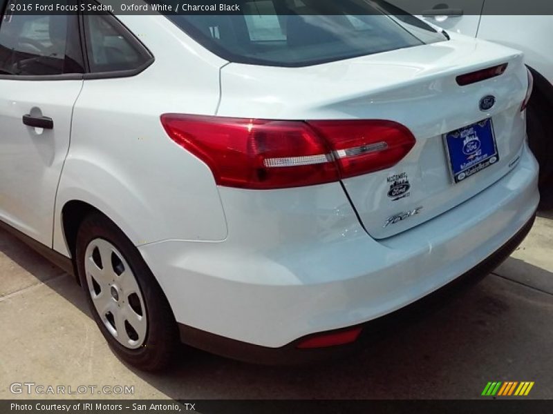 Oxford White / Charcoal Black 2016 Ford Focus S Sedan