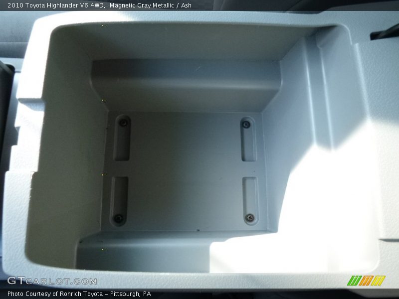 Magnetic Gray Metallic / Ash 2010 Toyota Highlander V6 4WD