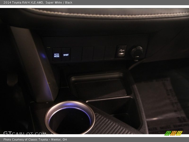 Super White / Black 2014 Toyota RAV4 XLE AWD