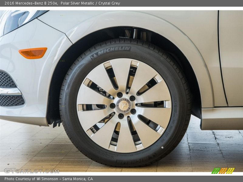 Polar Silver Metallic / Crystal Grey 2016 Mercedes-Benz B 250e