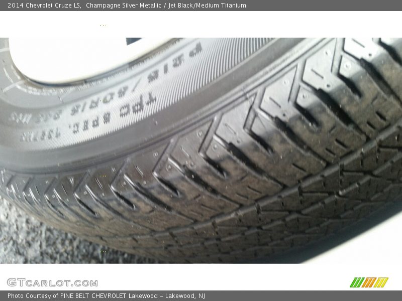 Champagne Silver Metallic / Jet Black/Medium Titanium 2014 Chevrolet Cruze LS