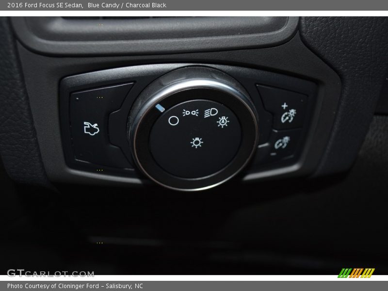 Blue Candy / Charcoal Black 2016 Ford Focus SE Sedan