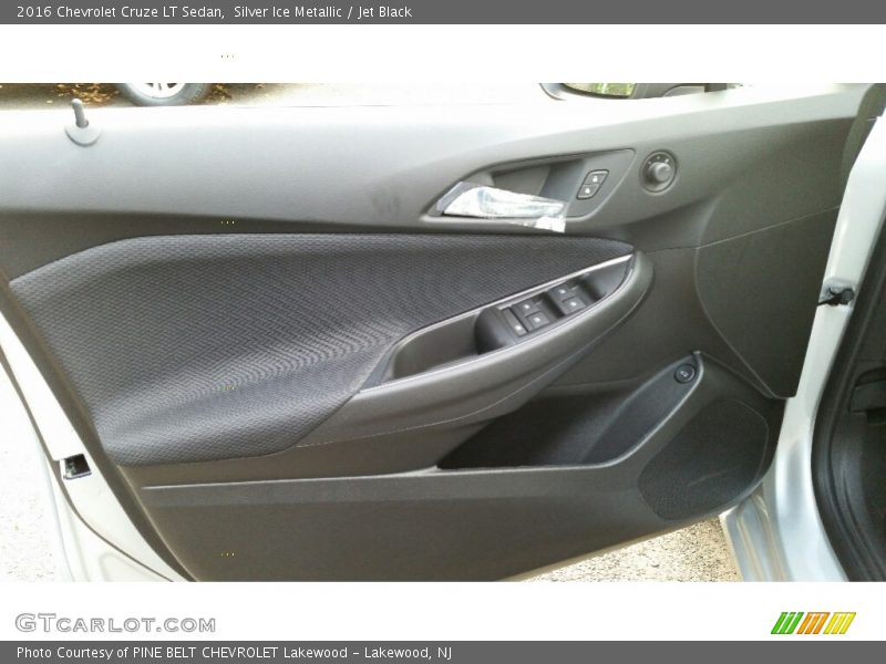 Silver Ice Metallic / Jet Black 2016 Chevrolet Cruze LT Sedan