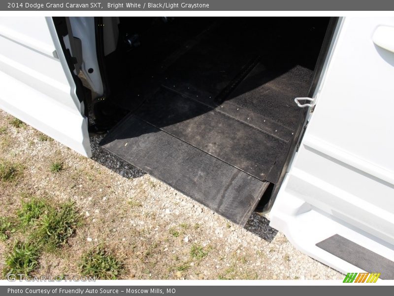 Bright White / Black/Light Graystone 2014 Dodge Grand Caravan SXT