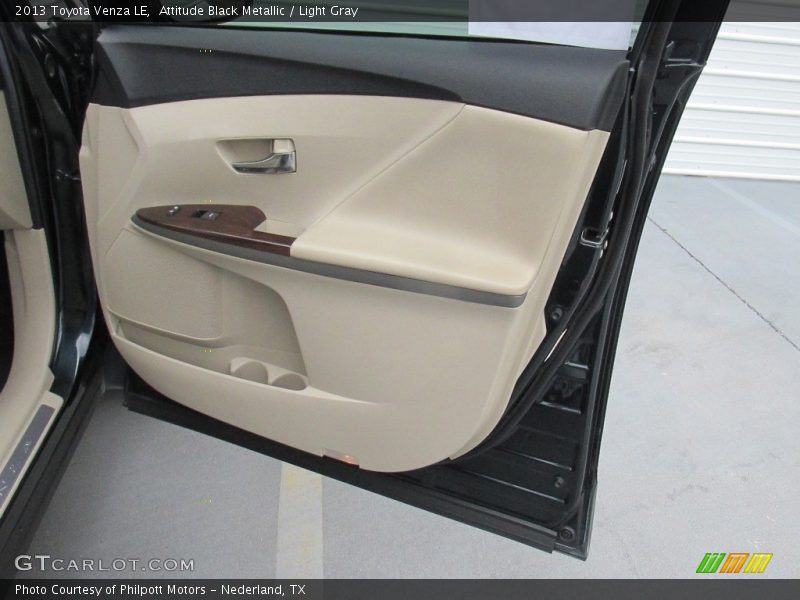 Attitude Black Metallic / Light Gray 2013 Toyota Venza LE