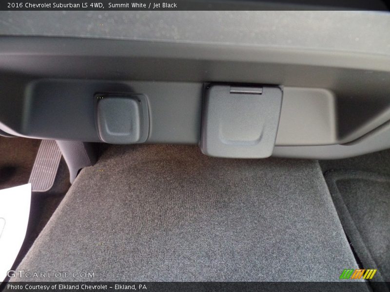 Summit White / Jet Black 2016 Chevrolet Suburban LS 4WD