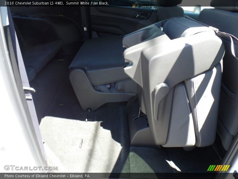 Summit White / Jet Black 2016 Chevrolet Suburban LS 4WD