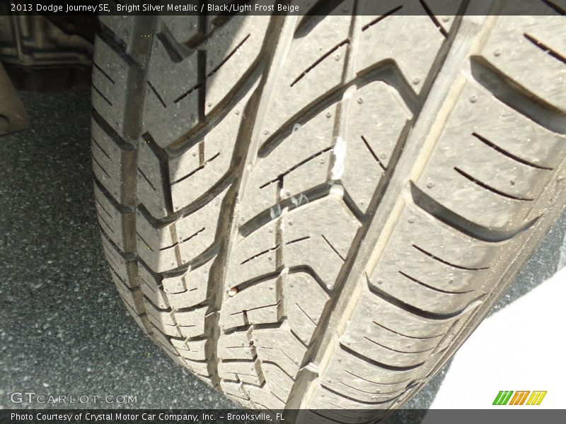 Bright Silver Metallic / Black/Light Frost Beige 2013 Dodge Journey SE