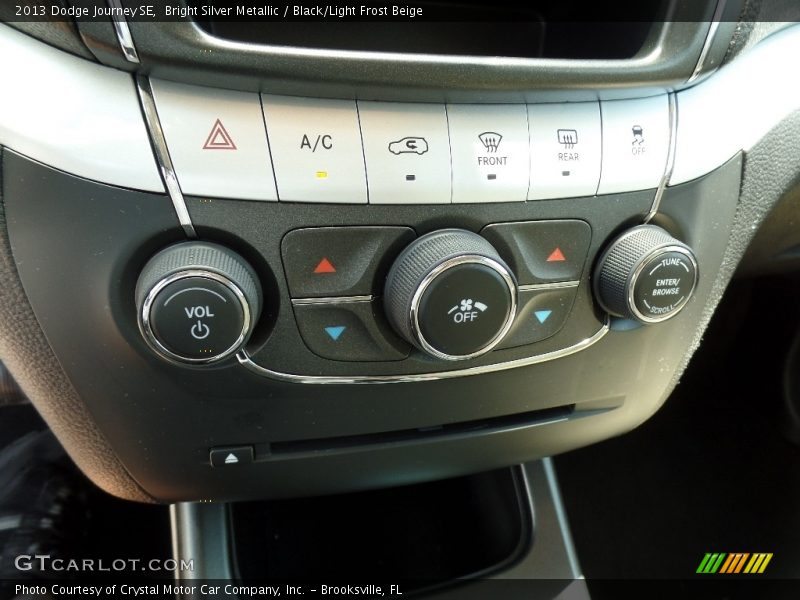 Bright Silver Metallic / Black/Light Frost Beige 2013 Dodge Journey SE