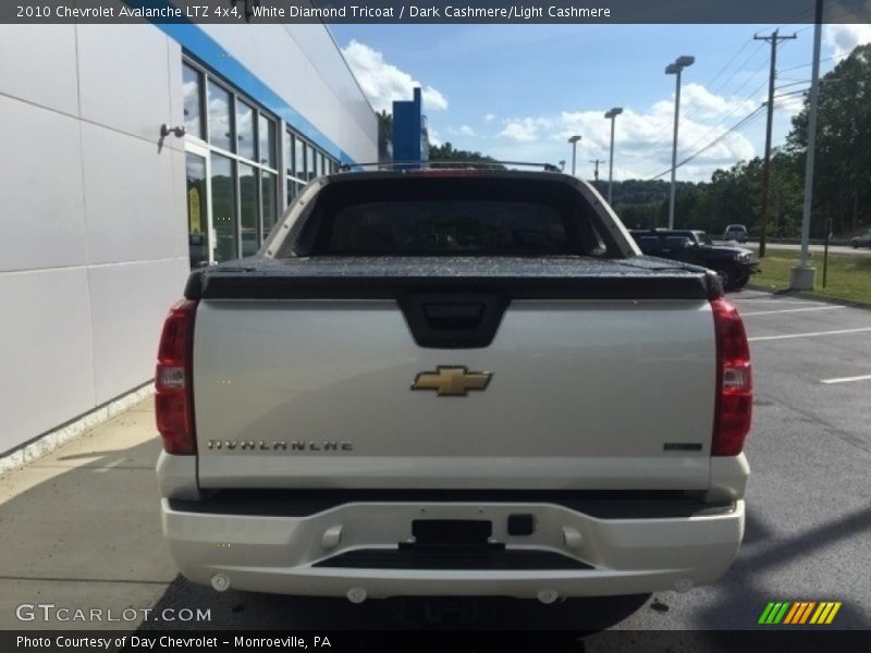 White Diamond Tricoat / Dark Cashmere/Light Cashmere 2010 Chevrolet Avalanche LTZ 4x4