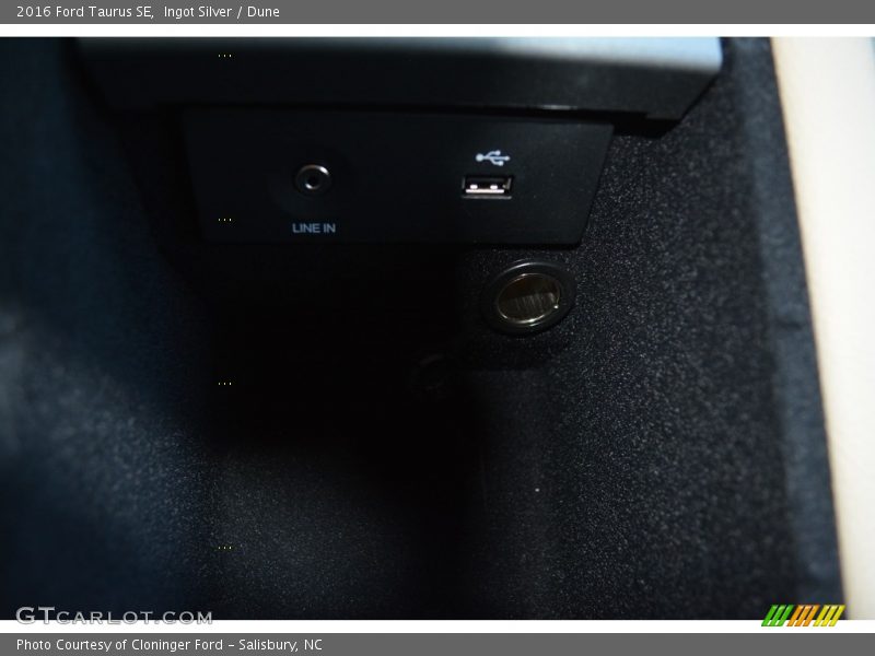 Ingot Silver / Dune 2016 Ford Taurus SE
