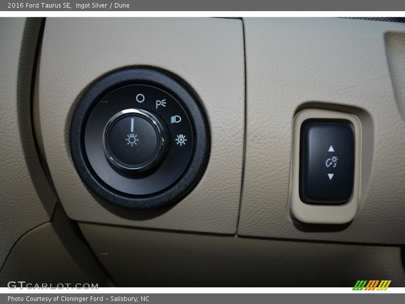 Ingot Silver / Dune 2016 Ford Taurus SE
