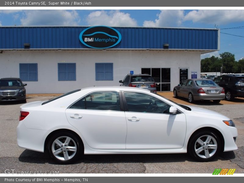 Super White / Black/Ash 2014 Toyota Camry SE